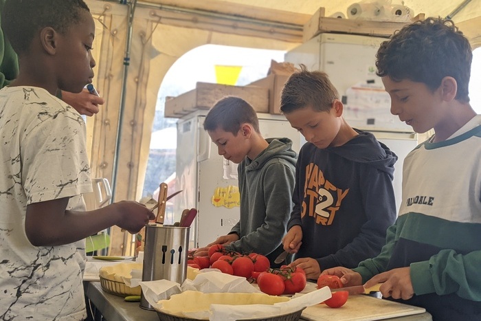 Enfants qui participent à l'élaboration du repas